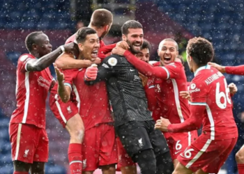 Alisson Becker celebrates scoring Liverpool's winning goal against West Bromwich Albion in stoppage time | AFP