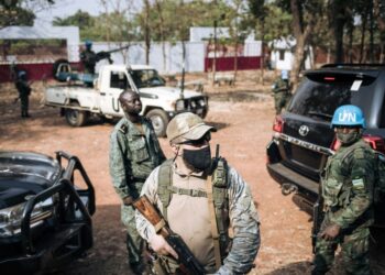A Rwandan peacekeeper from Minusca (right), a Russian member of a private security group (center) and a member of the Central African presidential guard (left) on 27 December 2020 in Bangui | AFP