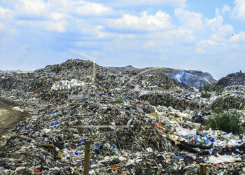 A view of Dandora dumpsite located in the outskirts of Nairobi.  It is Nairobi's biggest dumpsite, receives an average of 3,000 metric tonnes of waste daily, most of it being mixed waste composed of largely compostable, metal, electronic, plastic among others. Photo: AP