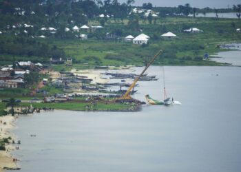 A crane removes the crashed Precision Air aircraft from Lake Victoria at Bukoba, Tanzania | AFP