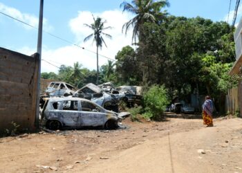 Burned-out cars as a result of ongoing gang violence in the main town in Mayotte: IMAGE/AFP