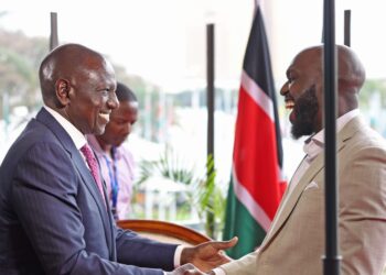 President William Ruto (left) shares a light moment with CNN journalist Larry Madowo during the Africa Climate Summit in Nairobi.