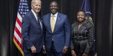 US President Joe Biden (left) poses for a photo with President William Ruto (center) and First Lady Rachel Ruto.