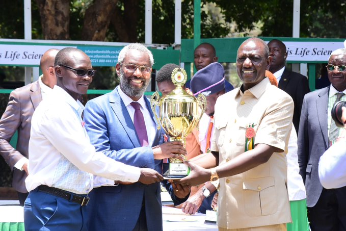 The VC, Prof. Kiama and Chair of the Show committee, Dr. George Abong' receiving a trophy from President Ruto at the Nairobi International Trade Fair 2023 on Wednesday 27,2023 PHOTO/UoN