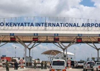 Ruto remobed Visa requirements for foreigners visiting Kenya. JKIA Kenya Airways flight. PHOTO/KQ. jkia