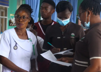 Nurses during a ward round at the University Teaching College Hospital, Ibadan in Nigeria on May 8, 2023. Bukola Adebayo/Thomson Reuters Foundation.