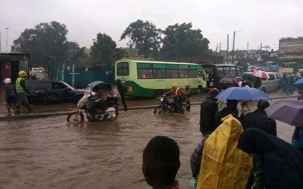 A past photo showing Nairobians wading through floods.