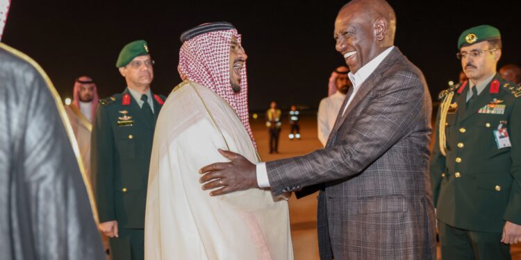Mohammed bin Abdul Rahman bin Abdulaziz Al Saud – Deputy Governor of Riyadh (left) welcomes President William Ruto in Riyadh during his visit. 