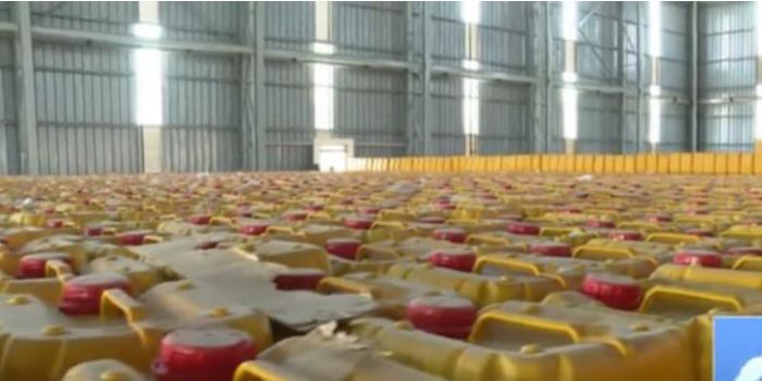 A photo showing cans of edible oil inside a KNTC warehouse. 