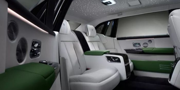 A photo showing the interior of the Rolls Royce Phantom car. 