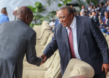 President William Ruto shakes hands with his predecessor Uhuru Kenyatta during the swearing in of DRC President Félix Antoine Tshisekedi Tshilombo.
