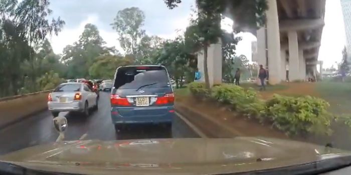 Motorists being robbed along Museum Hill area in Nairobi.