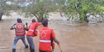 Kenya Red Cross team works to rescue a man swept away by floods in Sultan Hamud, Makueni County.