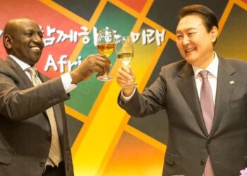 President William Ruto toasts with South Korea President Yoon Suk-Yeol in Seoul, South Korea in November 2022. PHOTO/PCS.