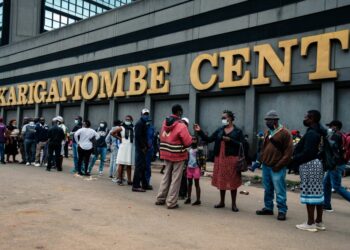 Greenback shortage: People in Harare line up to withdraw US dollars on Christmas Eve. Some were so desperate for hard currency that they even slept in the queue to keep their place | AFP