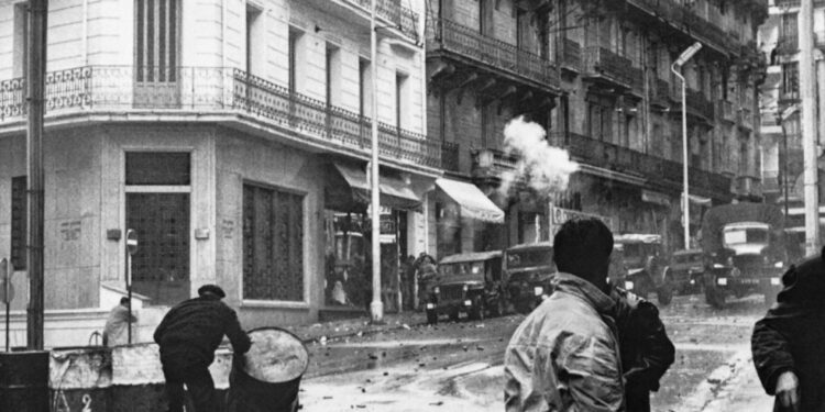 Europeans opposed to the Algerian policy of General de Gaulle violently confront security forces in Algiers on December 10, 1960 | AFP