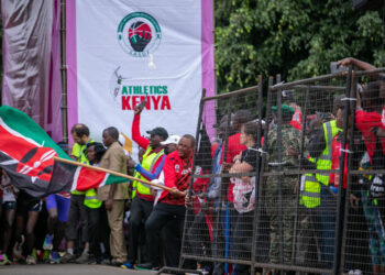 President Uhuru Kenyatta flagging off the marathon.
Image: PSCU