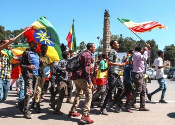 People carry Amhara flags and Ethiopian national flags to stand in honor of the Ethiopian army in the Tigray conflict, Addis Ababa, Ethiopia, Nov. 17, 2020. (AFP Photo)