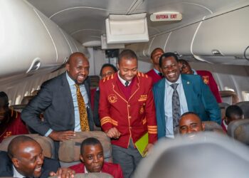 Transport CS Kipchumba Murokoen left) poses for a photo with Mang'u High School students during the nahding over of an aircraft on September 20, 2023.