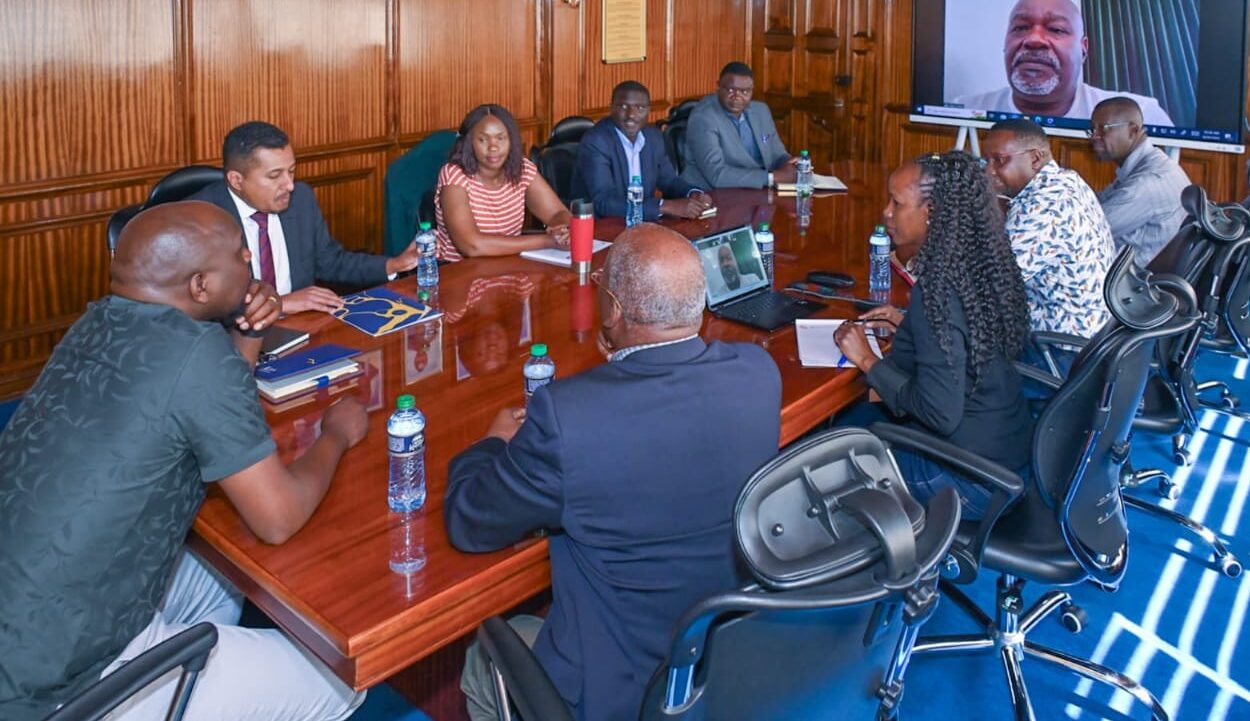 Transport Cabinet Secretary Kipchumba Murkomen (left) chairs a meeting with Kenya Airports Authority (KAA) officials after the blackout on August 26, 2023. 