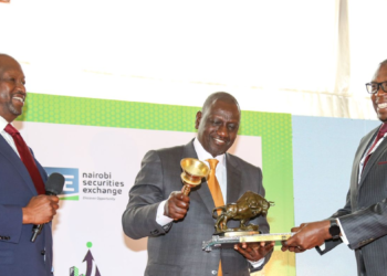 President William Ruto (center), NSE CEO Geoffrey Odundo (right) and NSE Chairperson Kiprono Kittony (left). PHOTO/NSE.