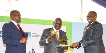 President William Ruto (center), NSE CEO Geoffrey Odundo (right) and NSE Chairperson Kiprono Kittony (left). PHOTO/NSE.