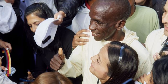 Eliud Kipchoge interacts with marathon fans in a foreign trip. 