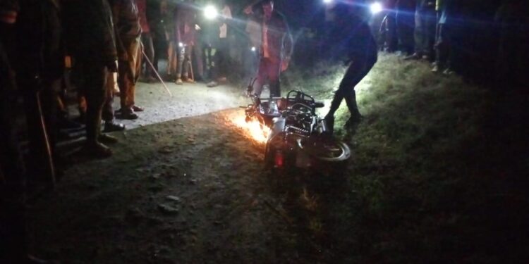 Mob watches as the suspect and the motorbike are set ablaze in Nakuru County.