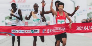 He Jie, two Kenyans and an Ethiopian on the finish Line in Beijing Marathon Race on 14th April 2024. PHOTO/ Courtesy