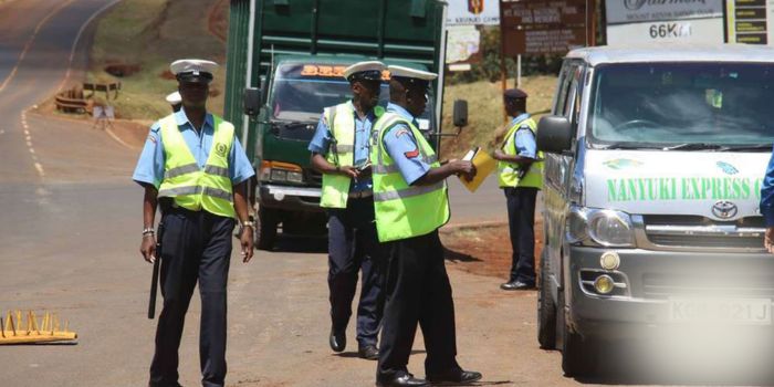 Police Suspends Nairobi Cop Filmed Taking Bribe From PSV