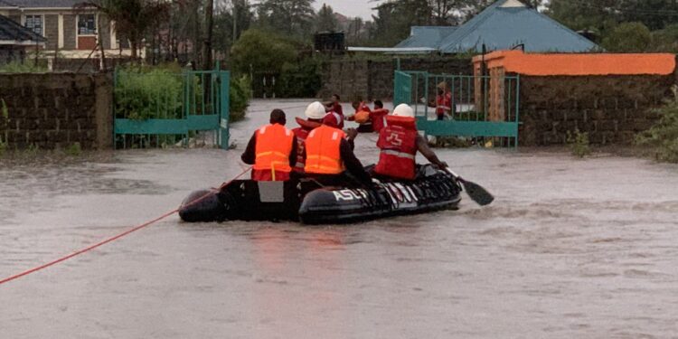 Kenya Red Cross official conduct rescue operations in Kitengela, Kajiado County. PHOTO/Courtesy.